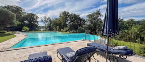Una piscina al aire libre, una piscina climatizada