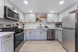 Fridge, microwave, oven, stovetop - Hidden Gem! 2 Bed 2 Bath - Close to the Strip & Allegiant Stadium (Las Vegas)