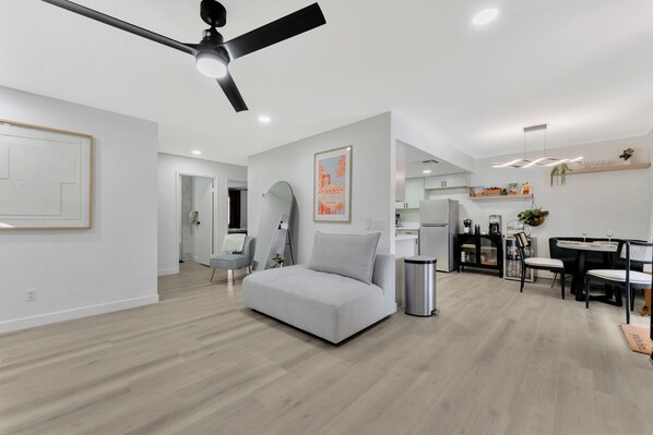 Interior - Hidden Gem! 2 Bed 2 Bath - Close to the Strip & Allegiant Stadium (Las Vegas)