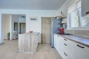 Fridge, microwave, oven, dishwasher - Holiday Home Bonato with pool (Krneza)