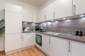 Refrigerador, horno, placa de cocina, lavavajillas