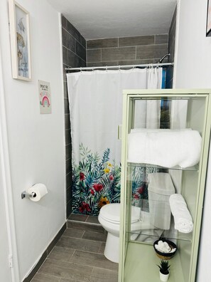 Hårføner, håndklær, såpe og toalettpapir