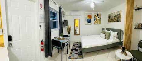 Tabla de planchar con plancha, wifi y ropa de cama