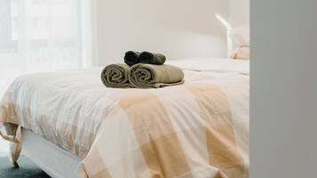 2 habitaciones, tabla de planchar con plancha y cuna de viaje