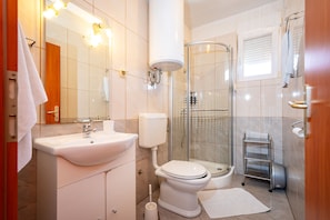 Douche, serviettes fournies