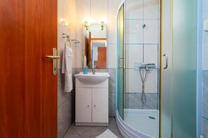 Shower, towels - Comfortable apartments Malina A4 br 7 (Novalja)