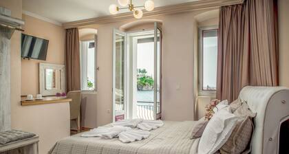 Oniro Luxury Suites in PargaTown.
Central residence in the heart of PargaTown!