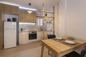 Fridge, oven, coffee/tea maker, electric kettle