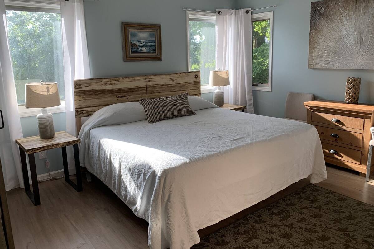 Gallery House, 5 Bedrooms, Lake View | Bathroom | Shower, free toiletries, hair dryer, bathrobes