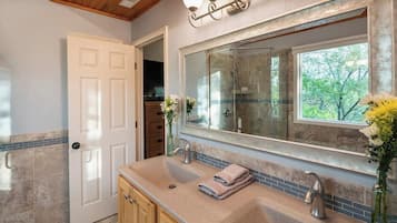 Luxury House, 4 Bedrooms, Golf View | Bathroom | Shower, free toiletries, hair dryer, bathrobes