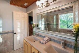 Luxury House, 4 Bedrooms, Golf View | Bathroom | Shower, free toiletries, hair dryer, bathrobes