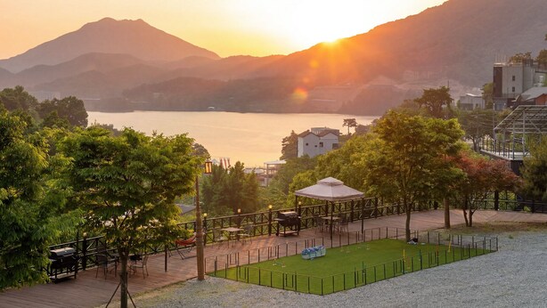 A park with a gazebo, a barbecue grill, and a playground. - Gapyeong Chagall Spa Pension (Gapyeong)