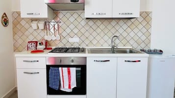 Jääkaappi, uuni, liesi, kahvin-/teenkeitin