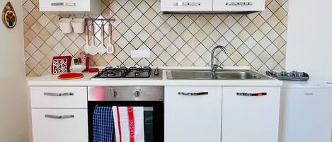 Fridge, oven, stovetop, coffee/tea maker