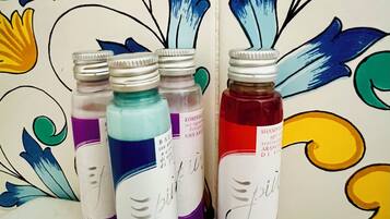 Suihku, hiustenkuivaaja, bidee, pyyhkeet