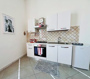 Réfrigérateur, four, plaque de cuisson, cafetière/bouilloire