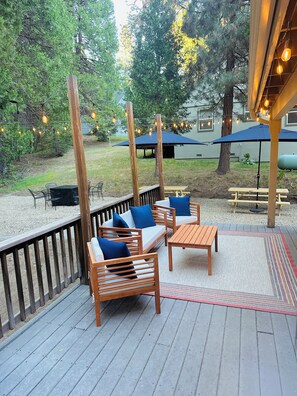 Outdoor dining - Mountain Cabin, Mins from Pinecrest Lake and Dodge Ridge! (Strawberry)