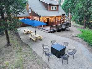 Outdoor dining - Mountain Cabin, Mins from Pinecrest Lake and Dodge Ridge! (Strawberry)
