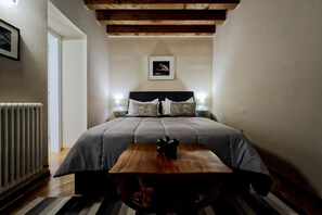 1 habitación, tabla de planchar con plancha, wifi y ropa de cama 