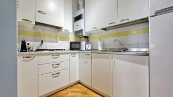 KĂŒhlschrank, Mikrowelle, Herdplatte, Wasserkocher mit Kaffee-/Teezubehör