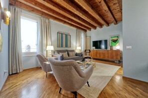 Living area - GuestHost - Vicenza Piazza dei Signori Elegant Apartment (Vicenza)
