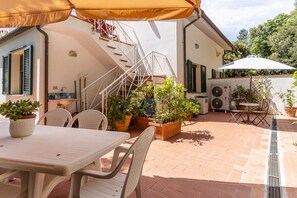 Outdoor dining - Loft Sea View With Terrace in Quercianella! (Quercianella)