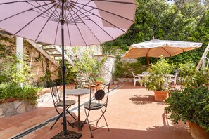 Outdoor dining - Loft Sea View With Terrace in Quercianella! (Quercianella)