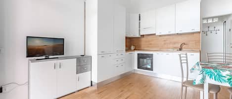 Fridge, oven, stovetop, dishwasher