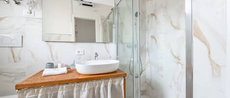 Douche, séchoir à cheveux, bidet