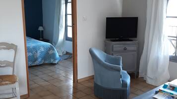 1 dormitorio, tabla de planchar con plancha, wifi y ropa de cama