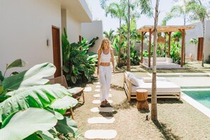 Outdoor pool, free cabanas, sun loungers - Alma Bingin (Pecatu)