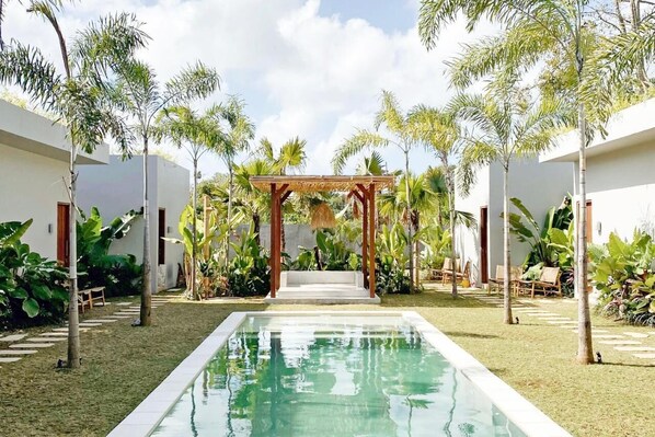 Outdoor pool, free cabanas, sun loungers - Alma Bingin (Pecatu)