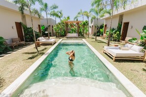 Una piscina al aire libre, camas de piscina gratis