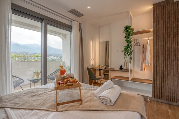 3 bedrooms, in-room safe, desk, iron/ironing board - Casa Di Calma, Cozy-Modern Villa (Armenoi)