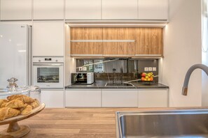 Fridge, microwave, oven, stovetop - Casa Di Calma, Cozy-Modern Villa (Armenoi)