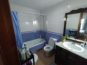 Chuveiro, secador de cabelo, bidê, toalhas de banho