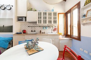 Fridge, stovetop, dishwasher, coffee/tea maker