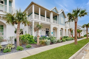 Exterior - Stunning designer home- next to beach with access to two resort pools (Port Aransas)