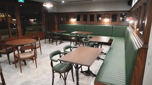 Un interior de restaurante con cabinas, mesas y sillas.