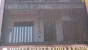 Une façade moderne, ornée de lamelles verticales, qui fait probablement partie d’un bâtiment d’hôtel.