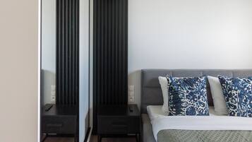 Deluxe-lejlighed - byudsigt | 2 soveværelser, skrivebord, mørklægningsgardiner, lydisolering