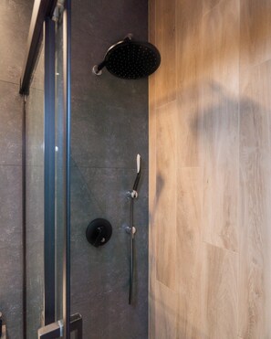 Deluxe-Apartment, Stadtblick | Dusche im Bad