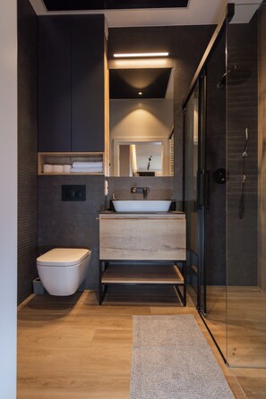 Deluxe appartement, uitzicht op stad | Badkamer | Een douche, een haardroger, handdoeken, zeep