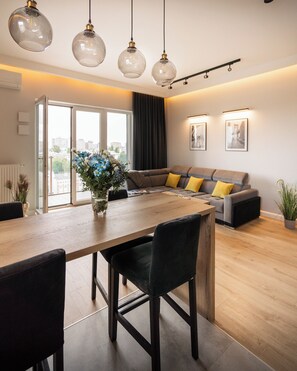 Deluxe Apartment, City View | Living area