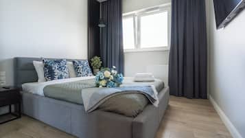 Apartemen Deluks, pemandangan kota | 2 kamar tidur, meja kerja, tirai kedap cahaya, dan kedap suara