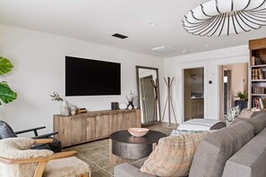 智能电视、壁炉、电子游戏、书