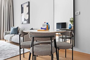 Apartamento Grand, balcón | Servicio de comidas en la habitación