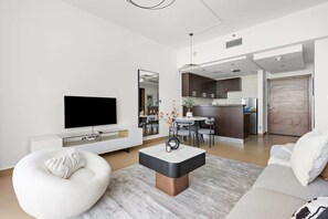 Design-lejlighed - balkon - byudsigt | Opholdsområde | 50-tommers LED-tv med digitale kanaler