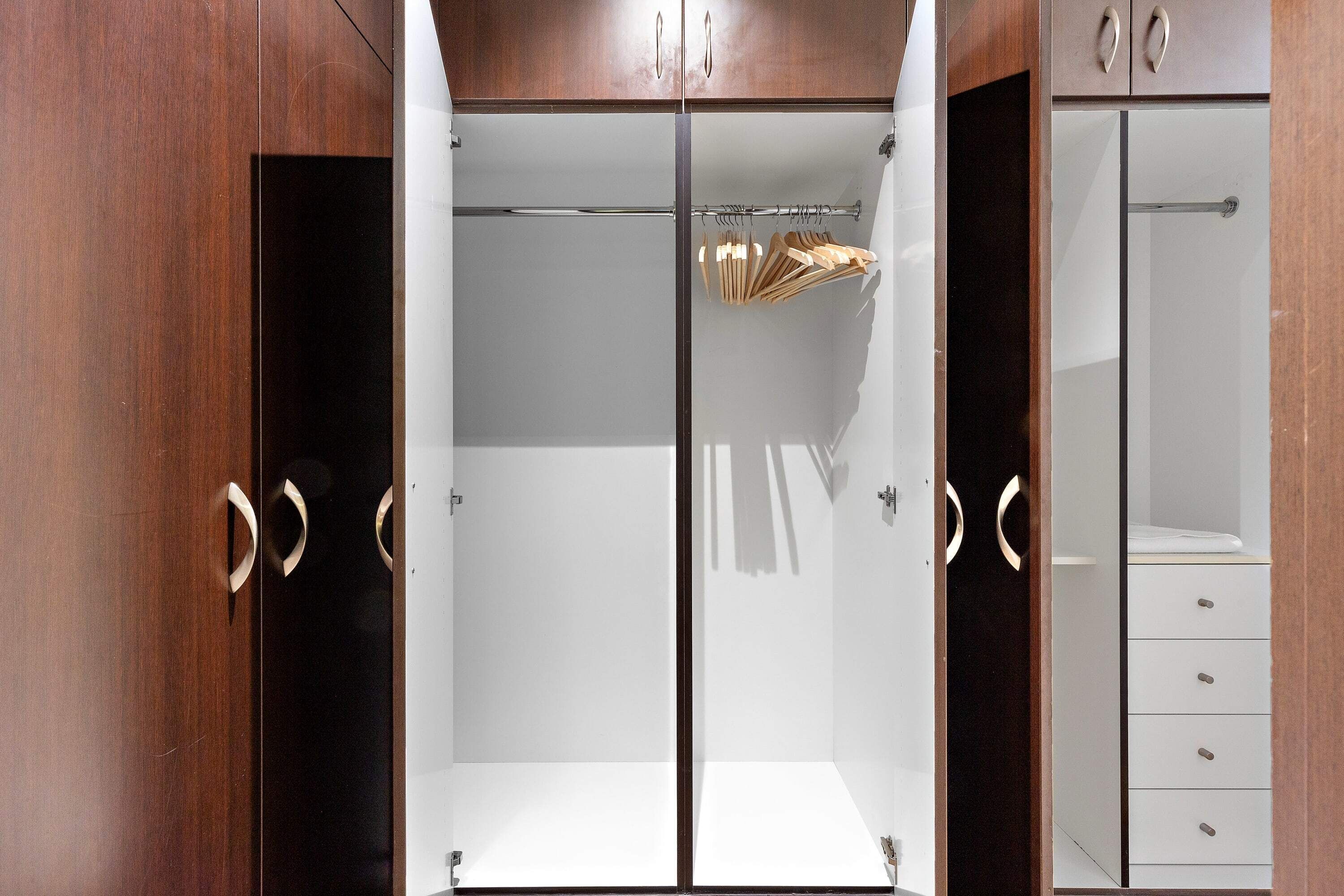 Une armoire à deux portes, dont l’une est dotée d’un miroir.