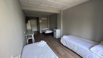 Chambre Double, 3 lits une place, balcon | Chambres insonorisées, Wi-Fi gratuit